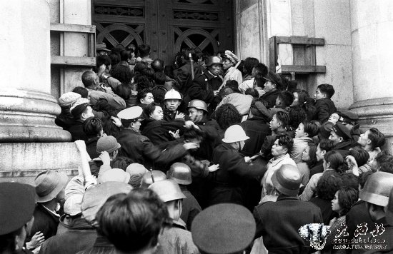 1948年底，上海市民到银行兑换黄金的疯狂情形