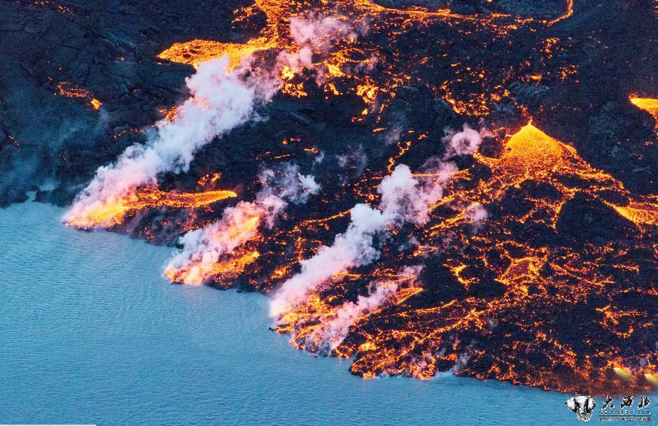 冰岛巴达本加火山爆发 岩浆喷涌似末日大片