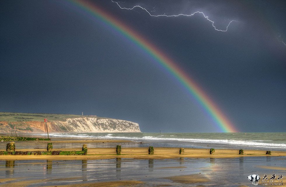 英摄影师捕捉自然奇景 雷电和彩虹同现天空