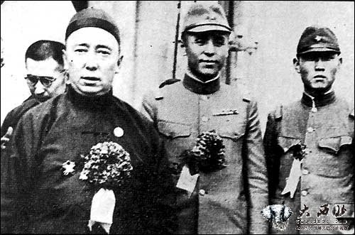 伪”蒙疆政府“主席德王（左）、伪”蒙疆政府“军总司令李守信（中）和 日本占领军（资料图片）