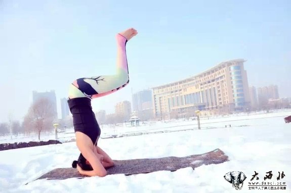 昌吉女子零下20度河畔裸身秀唯美瑜伽