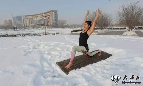 昌吉女子零下20度河畔裸身秀唯美瑜伽