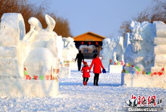 新疆博湖制作雪雕作品70多座众多“造型”吸引游客