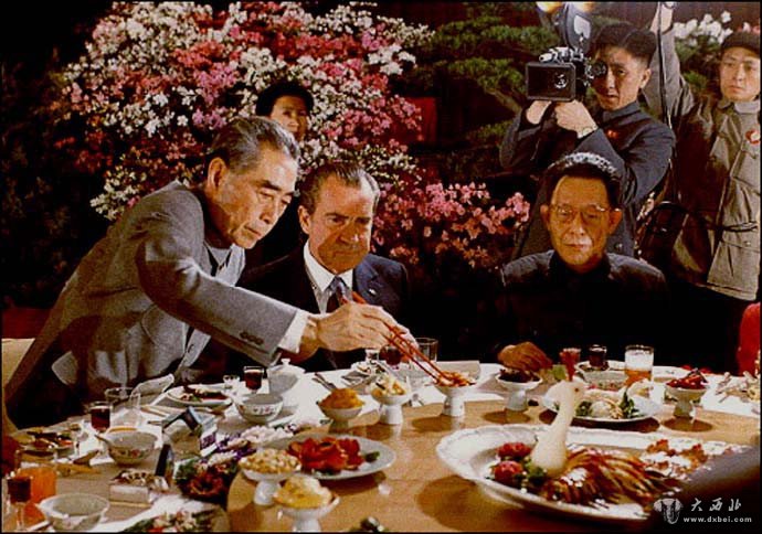 1972年尼克松访华时与周恩来在国宴上进餐
