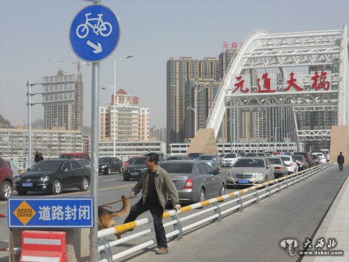 元通大桥“变身”停车场