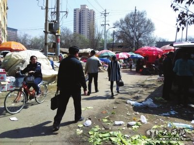 马路市场垃圾遍地