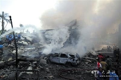 6月30日，印尼北苏门答腊省首府棉兰市，印尼空军一架C-130军用运输机起飞不久后在居民区坠毁。