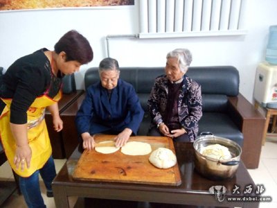 钟家河社区中秋给老人做月饼
