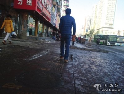 未能及时清扫的积雪结成冰块影响市民安全出行