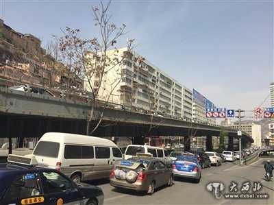 解放门立交桥南入口 车辆违规加塞拥堵刮擦多发