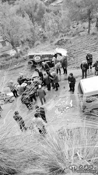 满载村民农用车 翻下路基12人受伤