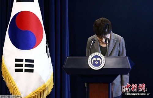 当地时间11月29日下午2时30分，韩国总统朴槿惠发表“亲信门”事件后的第3次对国民谈话。朴槿惠称，将把总统任期相关问题交给国会和朝野两党决定，遵守相应规定。