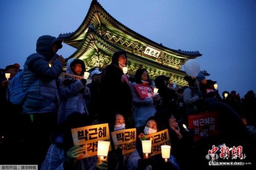  韩国民众要求朴槿惠下台的烛光集会现场。