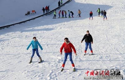 甘肃祁连山下万余名青少年体验冰雪运动