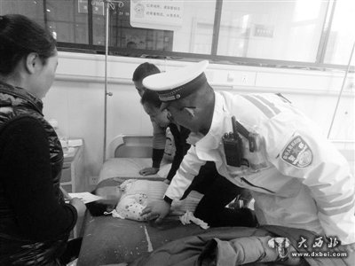 临洮2岁女童误喝高锰酸钾 兰州交警开辟生命通道护送入院