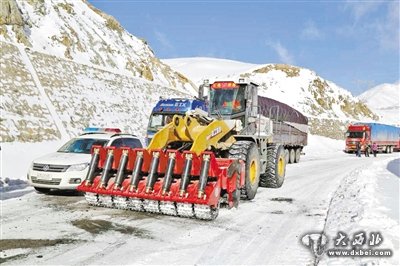 疏通4小时后，当金山路段再次被冰雪封堵