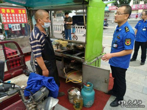 西固城管取缔无证早餐摊点